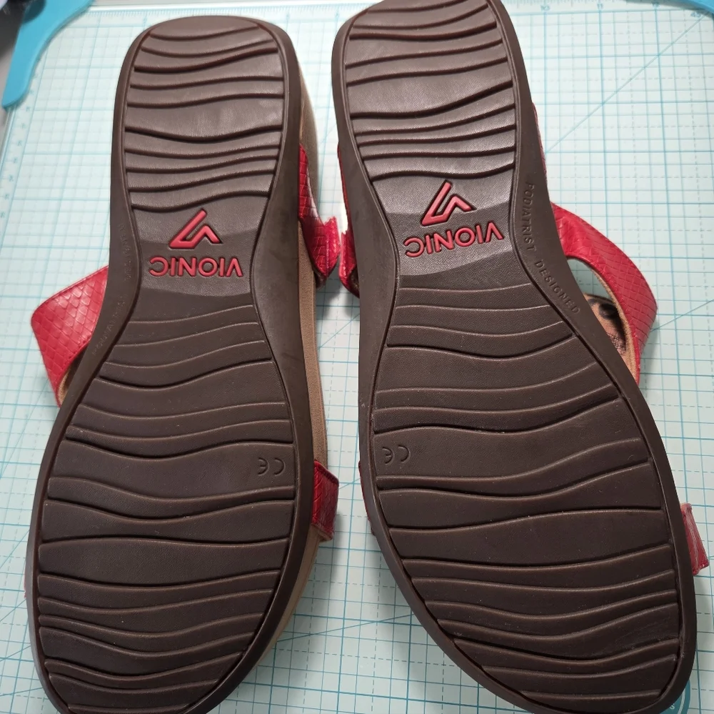 Vionic Size 10 Red Wedge Sandals - Picture 11 of 16